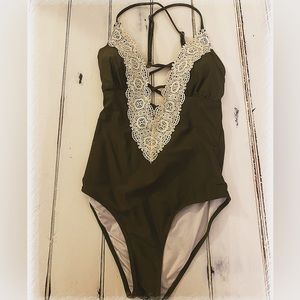 Cupshe Plunge Neck Lace Trim One Piece Swimsuit